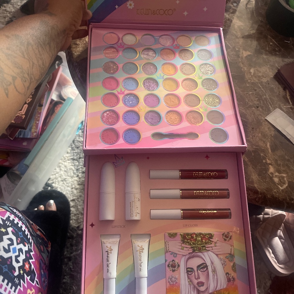 Kevin &Coco  39 Fashion Eyeshadow&cosmetics set
